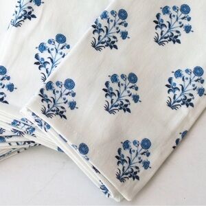 Tajik Home Isabella New Floral Blue and White 8 Napkins and 8 Rings